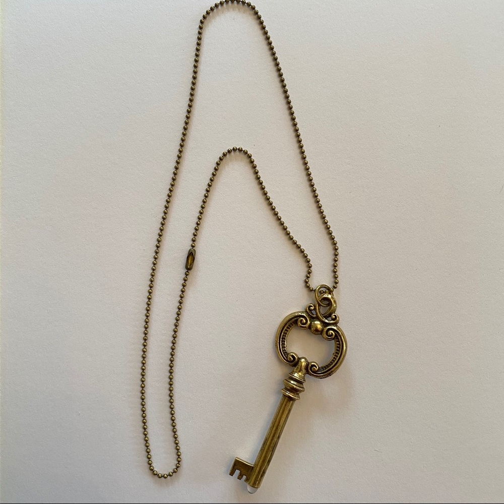 Antique brass key necklace with long chain - Picture 11 of 12